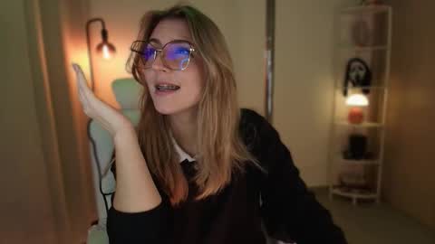 Snapshot of jacky_croft chatting on December 1, 4:06 am Linda Sofia help me get to 100 thumbs up online show from December 1, 4:06 am