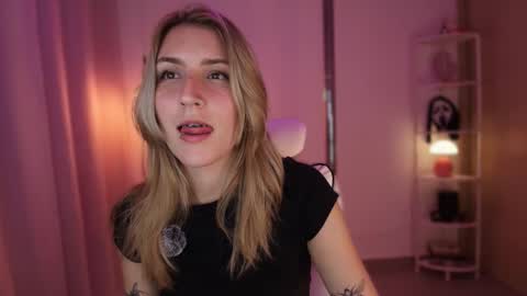 Snapshot of jacky_croft chatting on December 3, 4:31 am Linda Sofia help me get to 100 thumbs up online show from December 3, 4:31 am