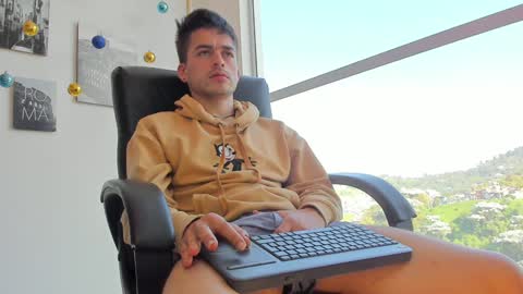 Snapshot of jacobstones_ chatting on December 18, 1:45 pm JACOB STONES online show from December 18, 1:45 pm