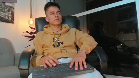 Snapshot of jacobstones_ chatting on February 11, 4:55 am JACOB STONES online show from February 11, 4:55 am