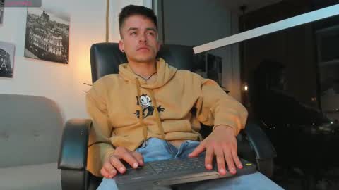 Snapshot of jacobstones_ chatting on February 13, 6:52 am JACOB STONES online show from February 13, 6:52 am