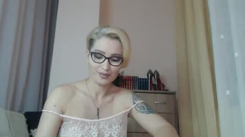 Snapshot of jadapink___ chatting on May 28, 6:27 pm Jada online show from May 28, 6:27 pm