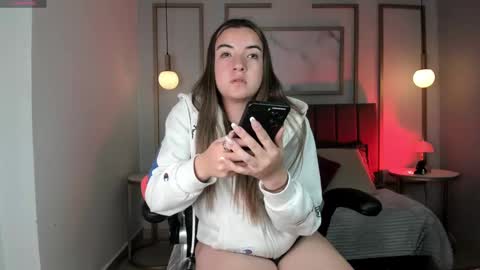 Snapshot of jade_vela chatting on October 6, 7:33 pm jade_vela online show from October 6, 7:33 pm