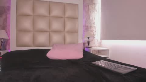 jadeestudios online show from January 10, 4:30 pm