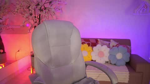 Jade Summer online show from April 2, 11:41 am