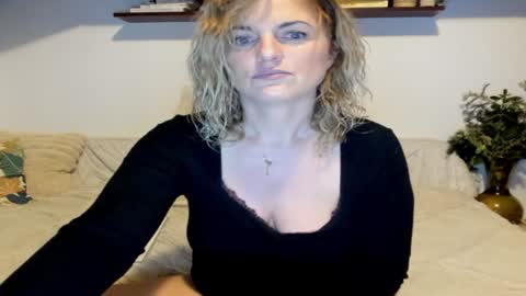 Snapshot of jadore_able82 chatting on January 7, 2:53 am elena online show from January 7, 2:53 am
