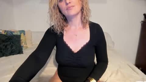 Snapshot of jadore_able82 chatting on January 15, 2:38 am elena online show from January 15, 2:38 am