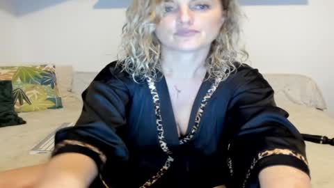 Snapshot of jadore_able82 chatting on February 5, 5:41 am elena online show from February 5, 5:41 am