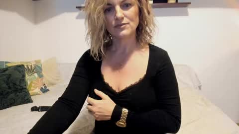 Snapshot of jadore_able82 chatting on February 13, 2:45 am elena online show from February 13, 2:45 am