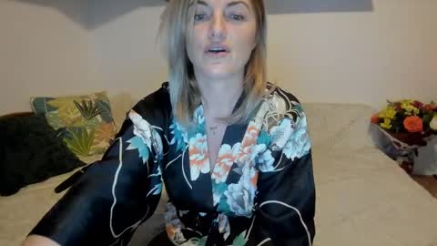 Snapshot of jadore_able82 chatting on February 15, 4:25 am elena online show from February 15, 4:25 am