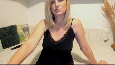Snapshot of jadore_able82 chatting on November 12, 2:45 am elena online show from November 12, 2:45 am