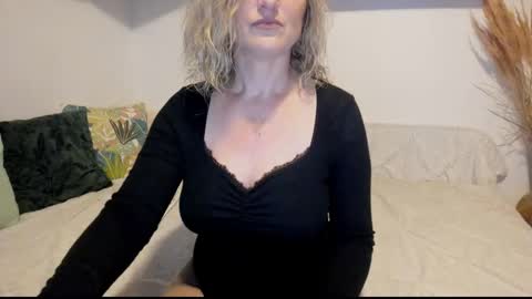 Snapshot of jadore_able82 chatting on November 20, 3:07 am elena online show from November 20, 3:07 am