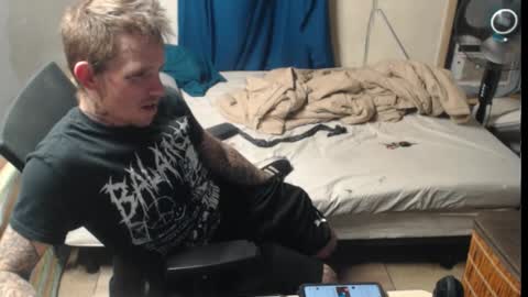 Snapshot of jake265897 chatting on November 10, 4:00 am showingitoff online show from November 10, 4:00 am