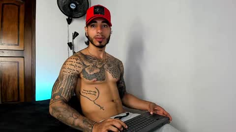 Snapshot of jakee_brown chatting on January 17, 12:20 am Santiago online show from January 17, 12:20 am