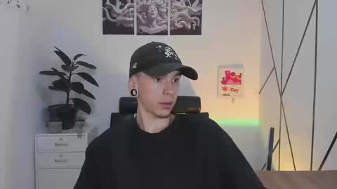 Snapshot of james_adamss_ chatting on November 18, 12:42 pm james_adamss_ online show from November 18, 12:42 pm