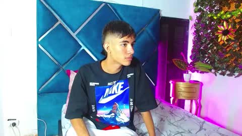 Snapshot of jamesconnor001 chatting on November 17, 7:08 pm James online show from November 17, 7:08 pm