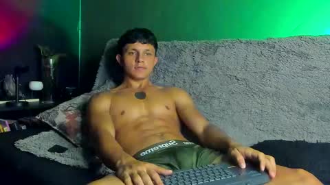 Snapshot of jamesgolden_ chatting on September 18, 1:40 am jamesgolden_ online show from September 18, 1:40 am