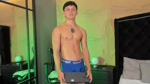 jamesgolden_ online show from November 24, 7:24 pm