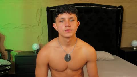 jamesgolden_ online show from November 26, 2:18 pm