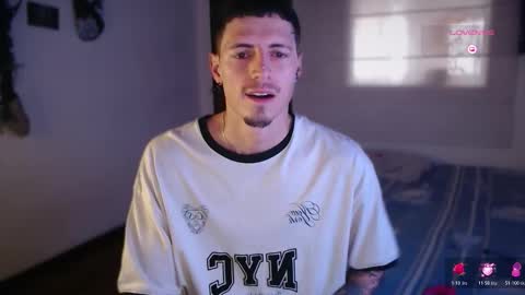 Snapshot of jamesss____ chatting on November 24, 4:29 pm jamesss____ online show from November 24, 4:29 pm