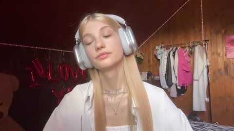 Snapshot of janicesivertsen chatting on June 23, 8:23 am Elsa online show from June 23, 8:23 am