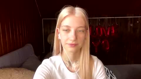 Snapshot of janicesivertsen chatting on July 2, 8:42 am Elsa online show from July 2, 8:42 am