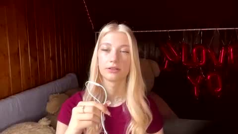 Snapshot of janicesivertsen chatting on July 5, 8:10 am Elsa online show from July 5, 8:10 am
