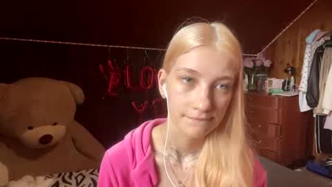 Snapshot of janicesivertsen chatting on July 9, 9:24 am Elsa online show from July 9, 9:24 am