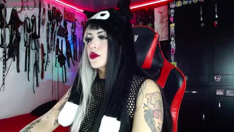 Snapshot of janna_ink chatting on January 6, 11:09 pm online show from January 6, 11:09 pm