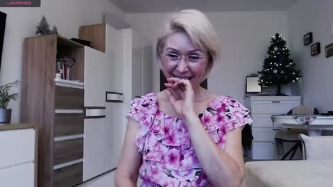 Snapshot of jasmin18v chatting on December 19, 1:40 pm Jasmin room for people 40 online show from December 19, 1:40 pm