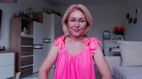 Snapshot of jasmin18v chatting on October 27, 6:39 am Jasmin room for people 40 online show from October 27, 6:39 am
