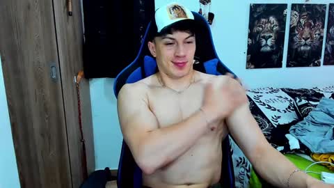 Snapshot of javiersexymann chatting on December 6, 5:22 pm Javier online show from December 6, 5:22 pm