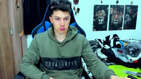 Snapshot of javiersexymann chatting on December 10, 3:30 am Javier online show from December 10, 3:30 am