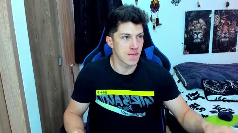 Snapshot of javiersexymann chatting on February 19, 6:21 pm Javier online show from February 19, 6:21 pm