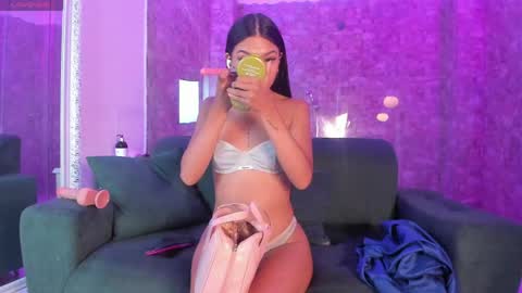 jazmiin_evans online show from April 19, 8:35 am