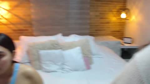 Jazmin and Scarlett online show from November 20, 9:42 am