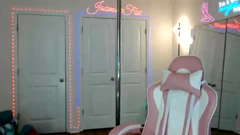 Snapshot of jazminefox chatting on May 13, 3:53 pm Jazmine Fox online show from May 13, 3:53 pm