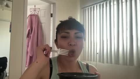 Snapshot of jazzy_lux chatting on May 18, 12:07 am jazzy_lux online show from May 18, 12:07 am