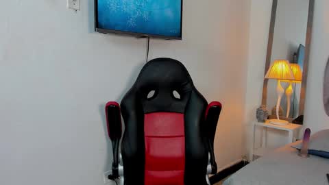 Snapshot of jdaniel_shellby chatting on December 4, 2:20 am jhon online show from December 4, 2:20 am