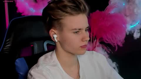 jean_wilsons online show from April 18, 11:14 am