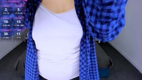 jeanniefox_ online show from December 6, 8:05 am