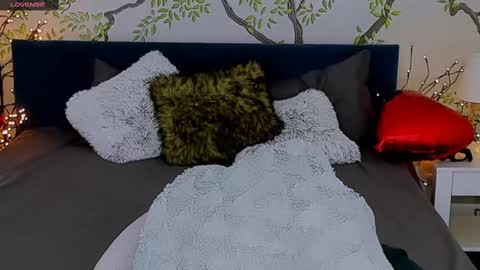 jeanniefox_ online show from February 13, 2:09 pm