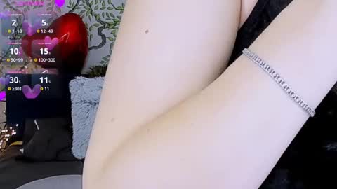 jeanniefox_ online show from February 26, 2:25 pm