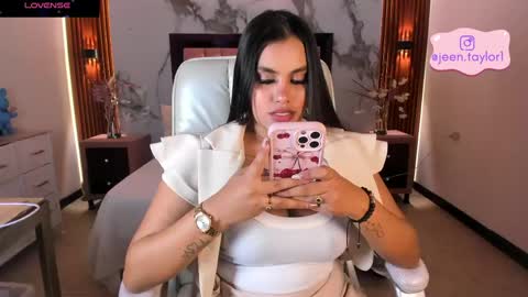 Snapshot of jeen_taylor chatting on April 25, 8:17 pm Jeen Taylor online show from April 25, 8:17 pm