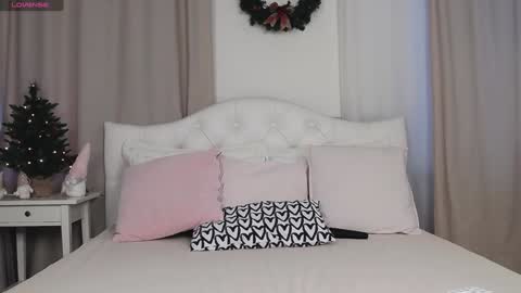 Snapshot of jenaloren chatting on December 24, 3:49 am Jena dont forget to thumbs up your rating is so important to me online show from December 24, 3:49 am