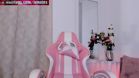 Snapshot of jenalux_ chatting on December 4, 5:05 am Jennalux online show from December 4, 5:05 am