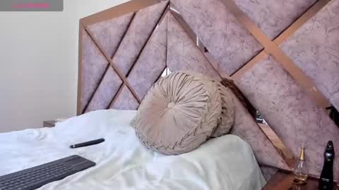 Snapshot of jennalove_ chatting on December 12, 10:42 pm My name is LizzyNice to meet you online show from December 12, 10:42 pm