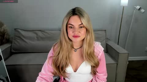 Snapshot of jennifer_perezz chatting on June 2, 5:15 pm Jennifer Perezz online show from June 2, 5:15 pm
