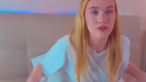 Snapshot of jennifercamprell chatting on April 22, 7:15 pm jennifercamprell online show from April 22, 7:15 pm