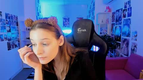 jenniferkiim online show from March 3, 2:12 pm